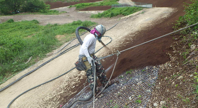 植生基材吹付工